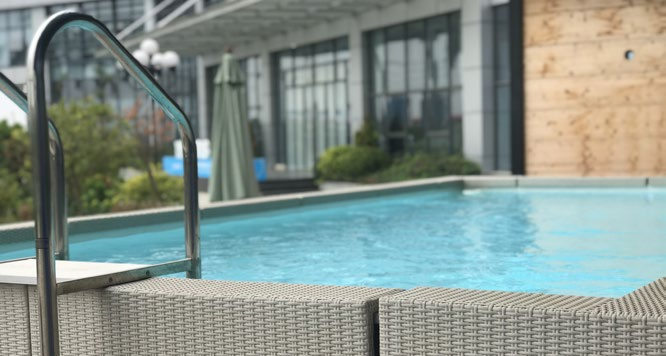 庄闲游戏园区藤编游泳池展示