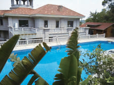 东方高尔夫别墅泳池水处置惩罚案例