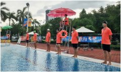 游泳池配套设施救生椅该怎样挑选呢？？？？