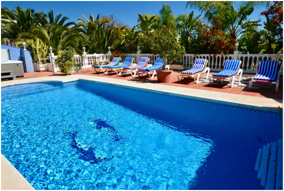 夏日游泳去室外泳池好照旧室内泳池好呢？？？？两者有什么区别？？？？