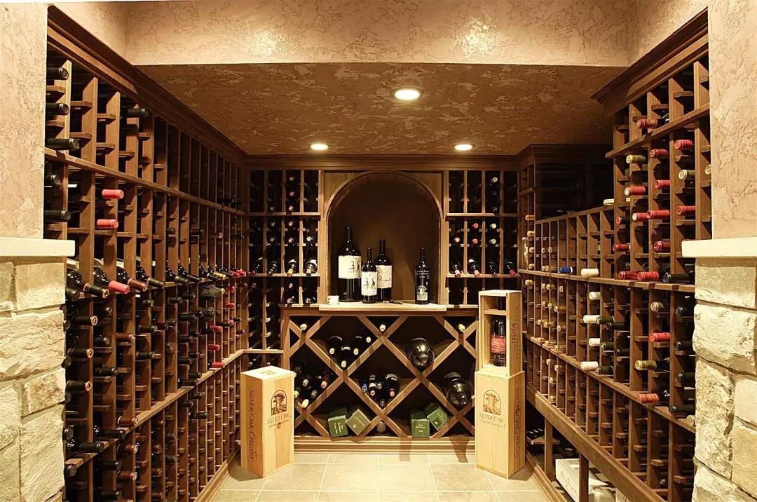 关于酒窖藏酒，，恒温恒湿空调需要知足哪些条件？？