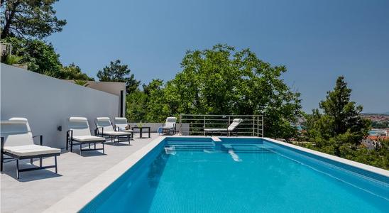 别墅游泳池选择庄闲游戏无氯水处置惩罚系统有什么利益？？