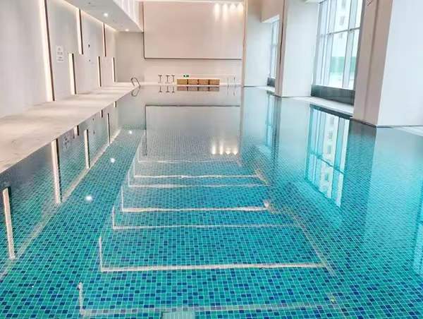室内游泳池情形湿润