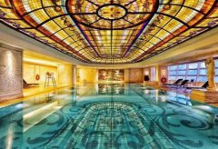 为什么游泳池有氯臭味？？是不是氯加得太高？？